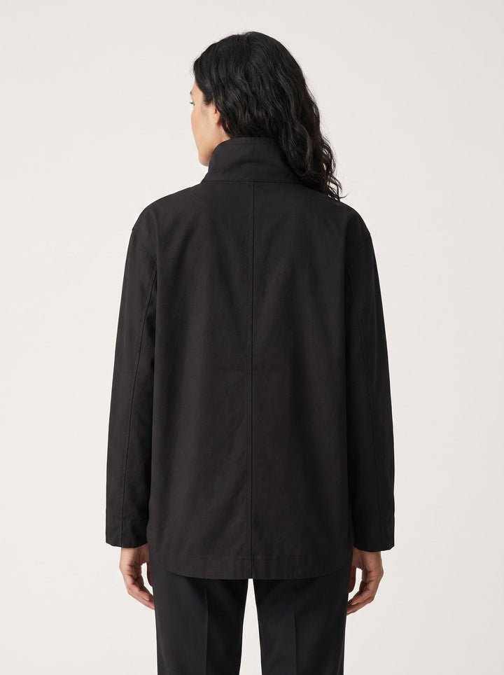 Chaqueta de mujer negra de algodón, corte versátil y cuello chimenea, ideal para look casual.