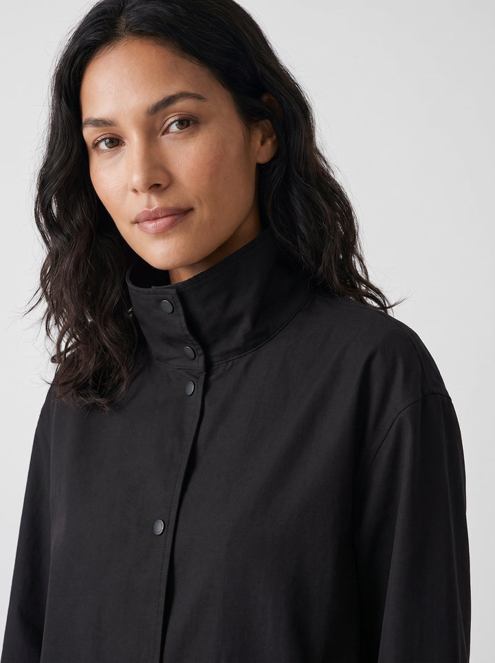 Chaqueta de algodón mujer, cuello chimenea, sobrecamisa casual y versátil en color negro para entretiempo.