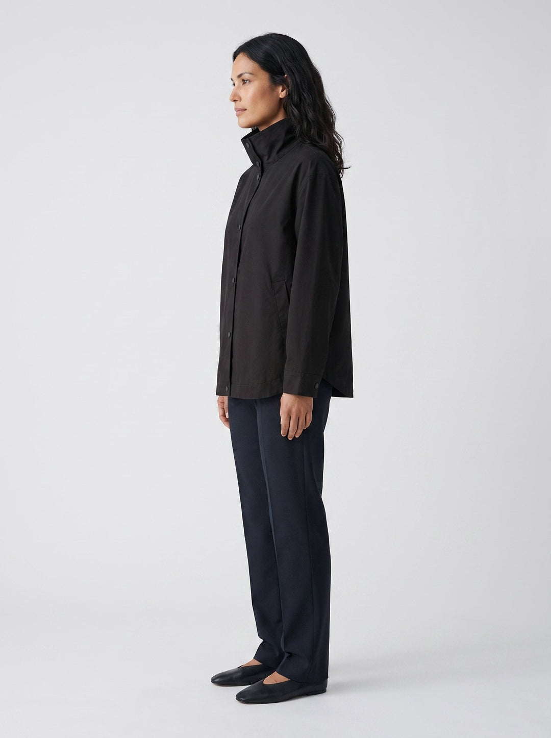 Chaqueta de entretiempo negra para mujer, estilo casual con cuello chimenea, sobrecamisa elegante.