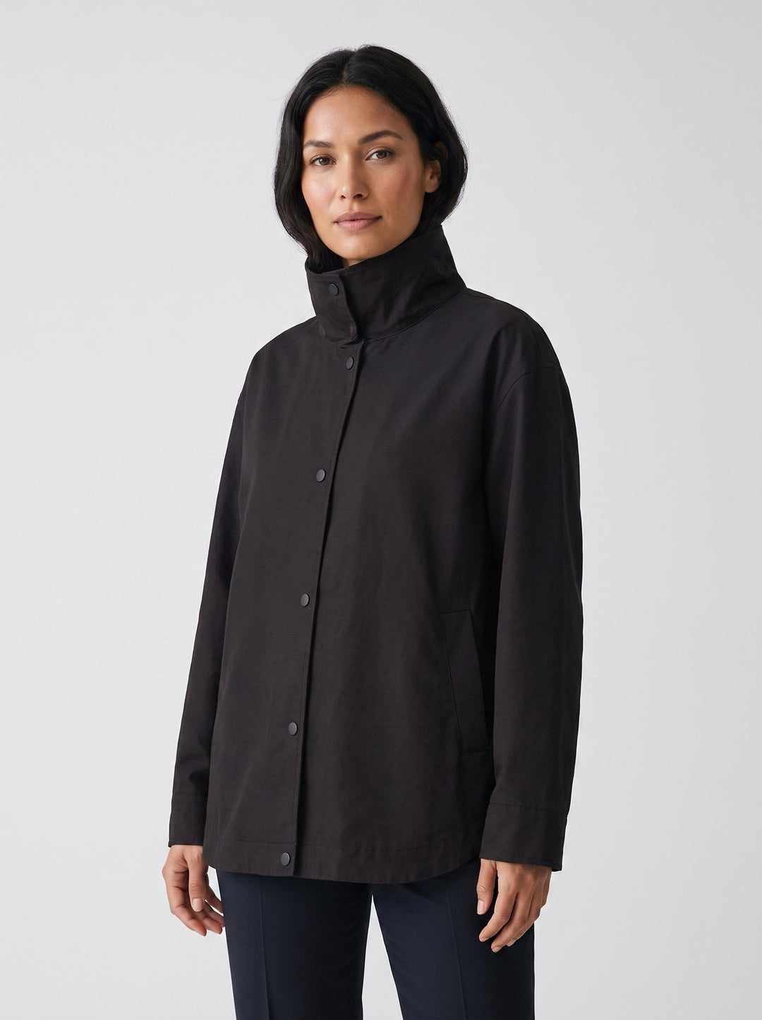 Chaqueta de algodón para mujer con cuello chimenea, cómoda y en color negro, estilo moda femenina.