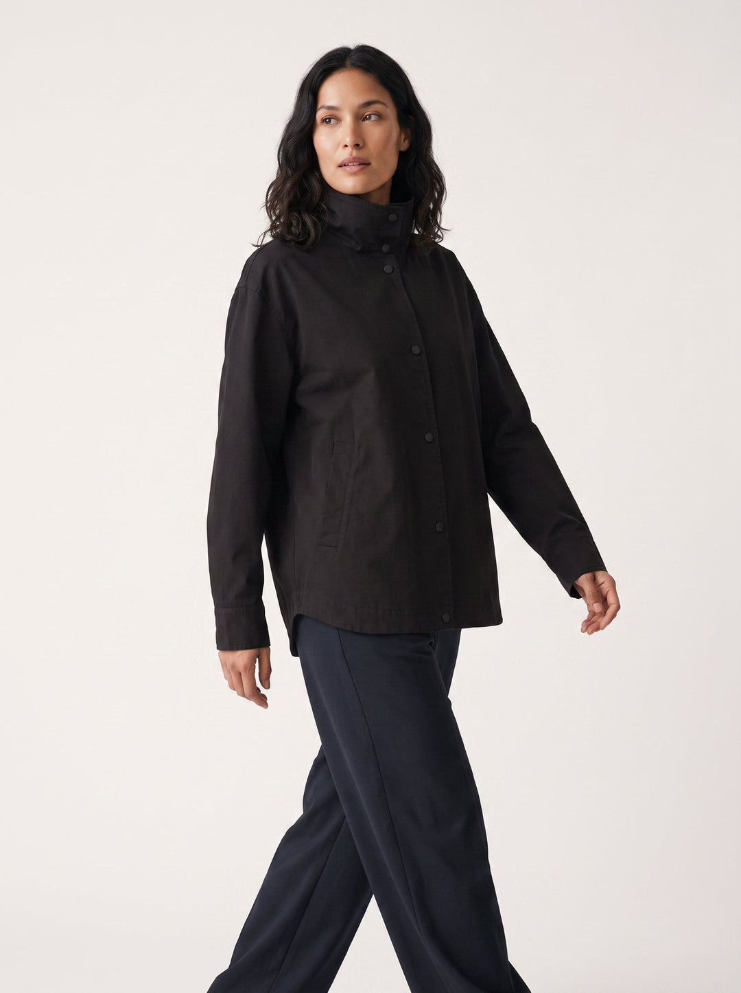 Chaqueta de mujer negra de algodón con cuello chimenea, ideal para entretiempo y moda versátil.