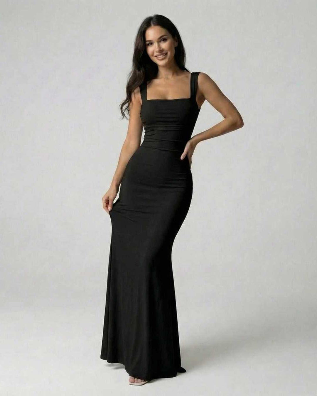 Moda femenina: Vestido maxi negro elegante con espalda cruzada para mujer, perfecto para noches sofisticadas.