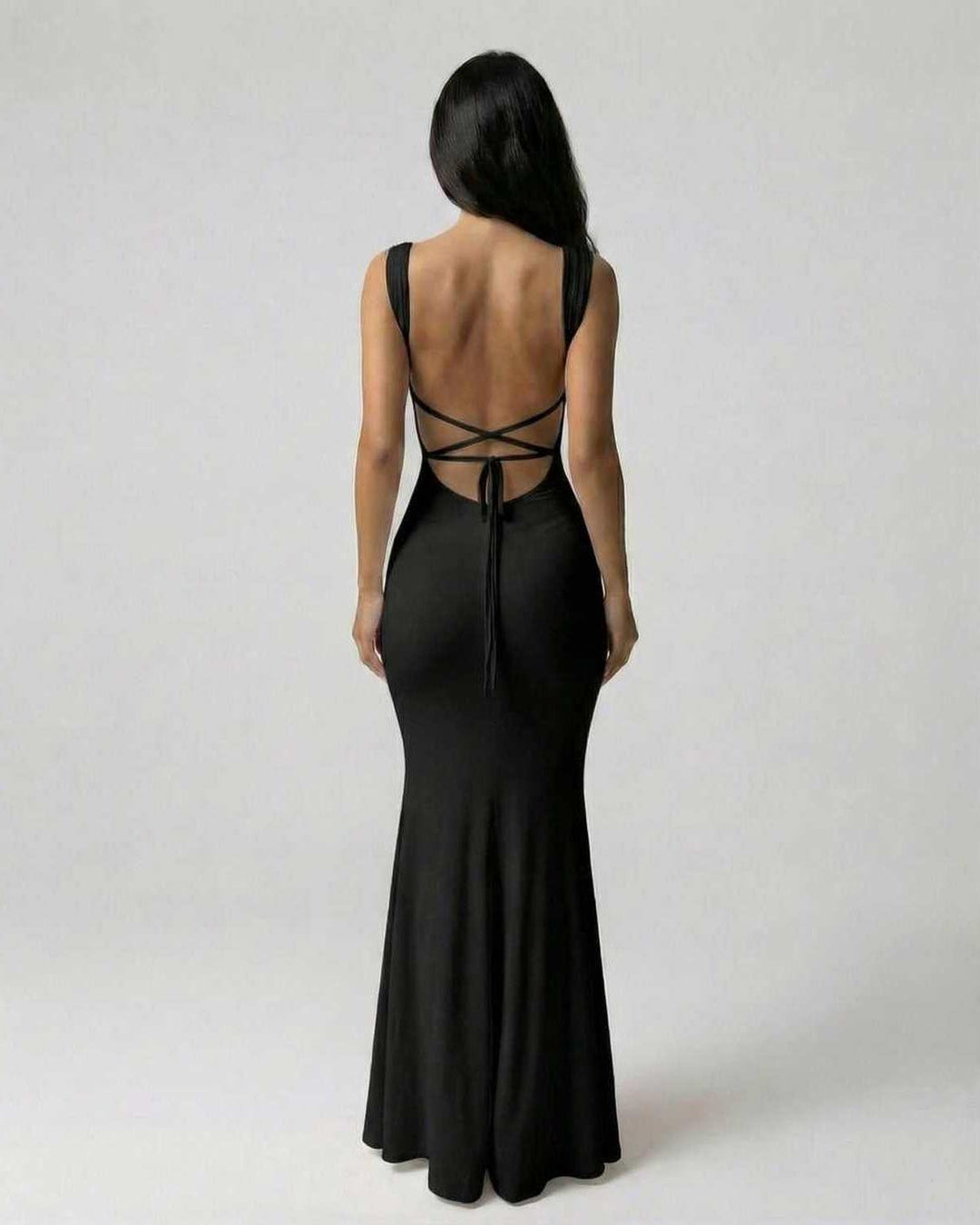 Vestido maxi negro de fiesta para mujer, diseño sofisticado, ideal para ocasiones especiales y eventos de noche.