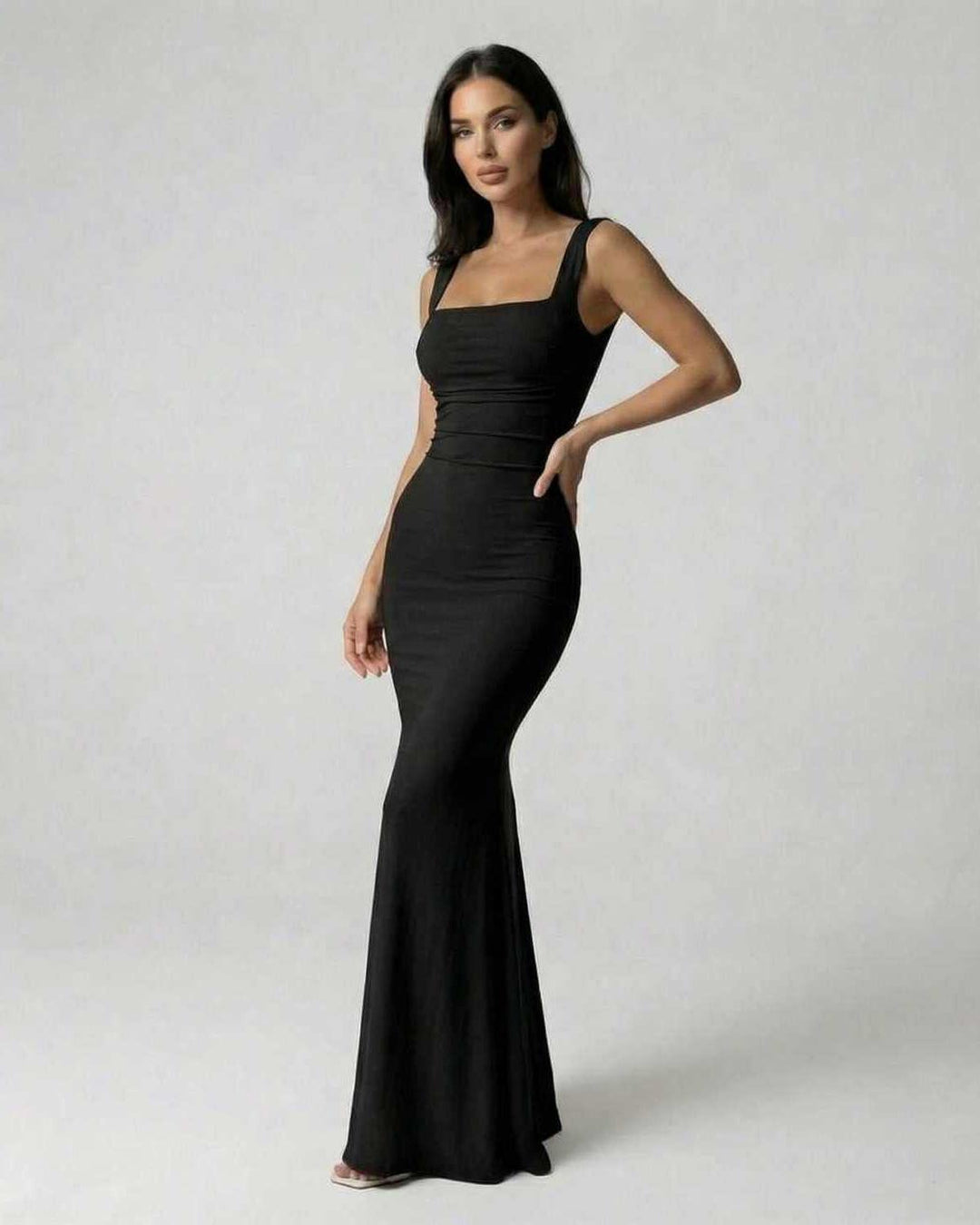 Vestido maxi negro de mujer con elegante espalda cruzada, un toque sofisticado para tu guardarropa de noche.