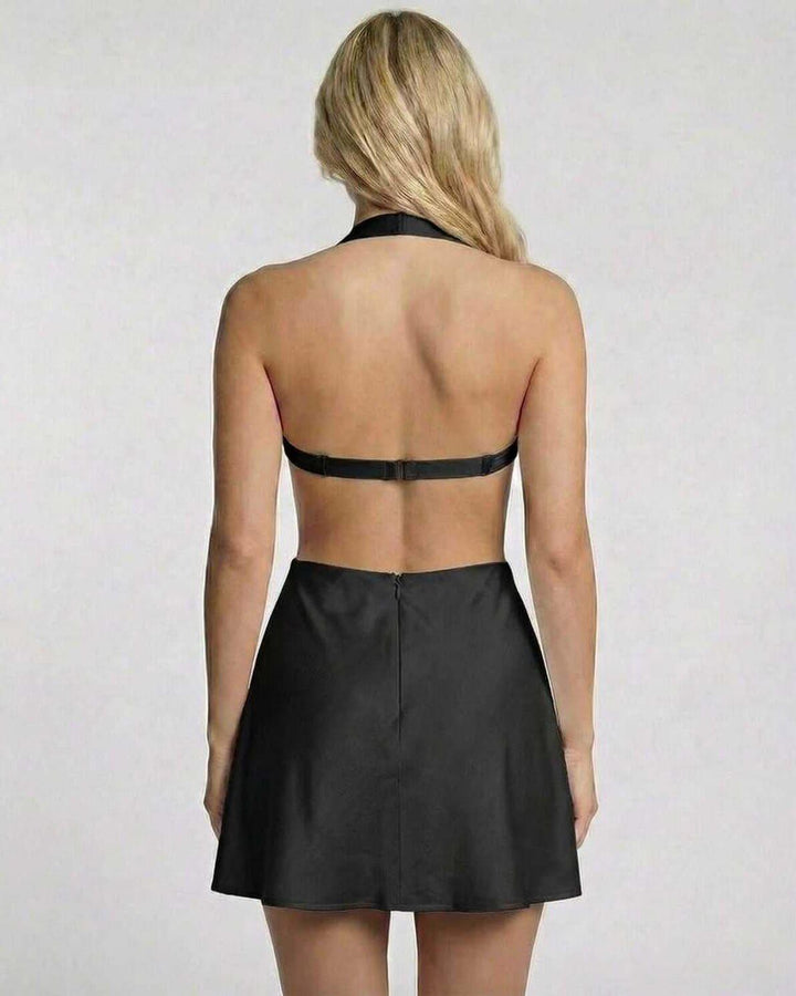 Vestido mini negro de noche con escote halter y detalle cut-out. Estilo sofisticado para ocasiones especiales.