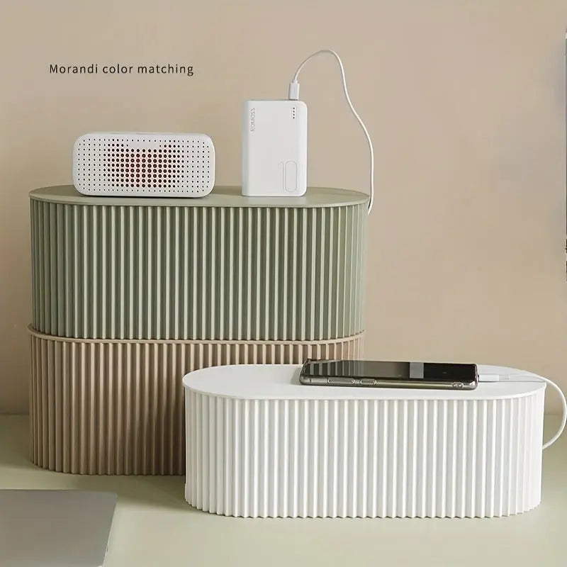 Organizador de cables minimalista de plástico resistente para escritorios limpios y estilosos.