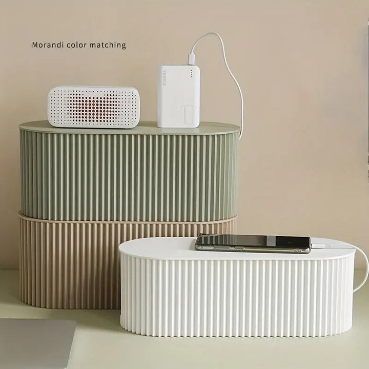 Organizador de cables minimalista de plástico resistente para escritorios limpios y estilosos.