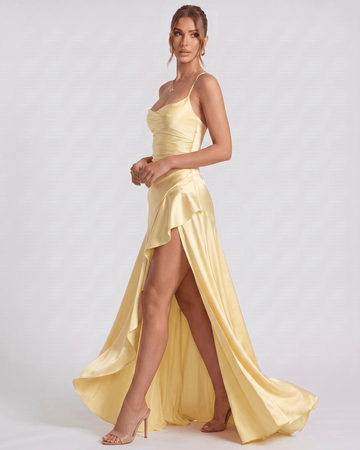 Vestido elegante con cuello drapeado y espalda abierta, perfecto para una ocasión especial.