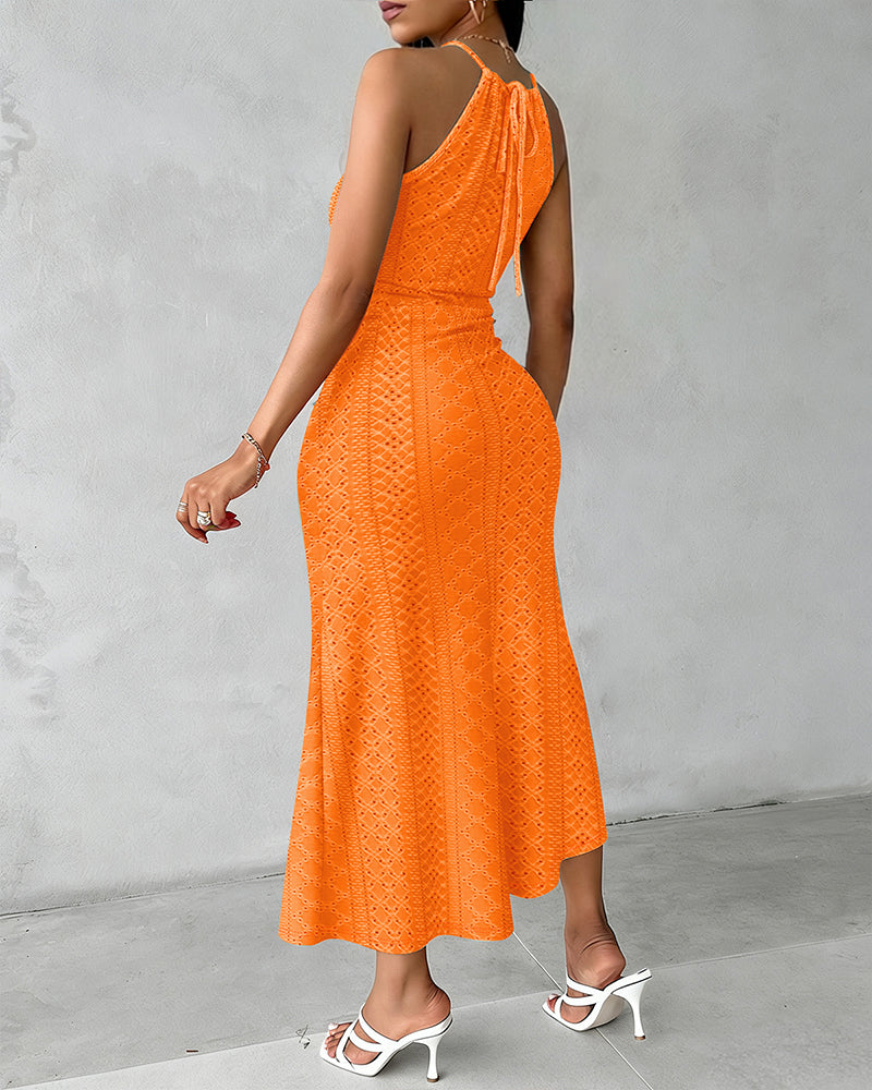 Vestido midi halter con abertura, perfecto para la frescura estival.