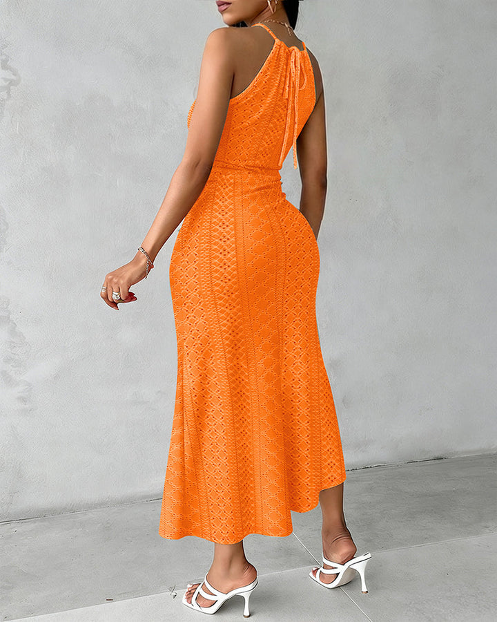 Vestido midi halter con abertura, perfecto para la frescura estival.