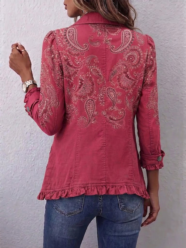 Chaqueta de mujer con volantes y estampado cachemira rosa. Abrigo elegante y cómodo para otoño.