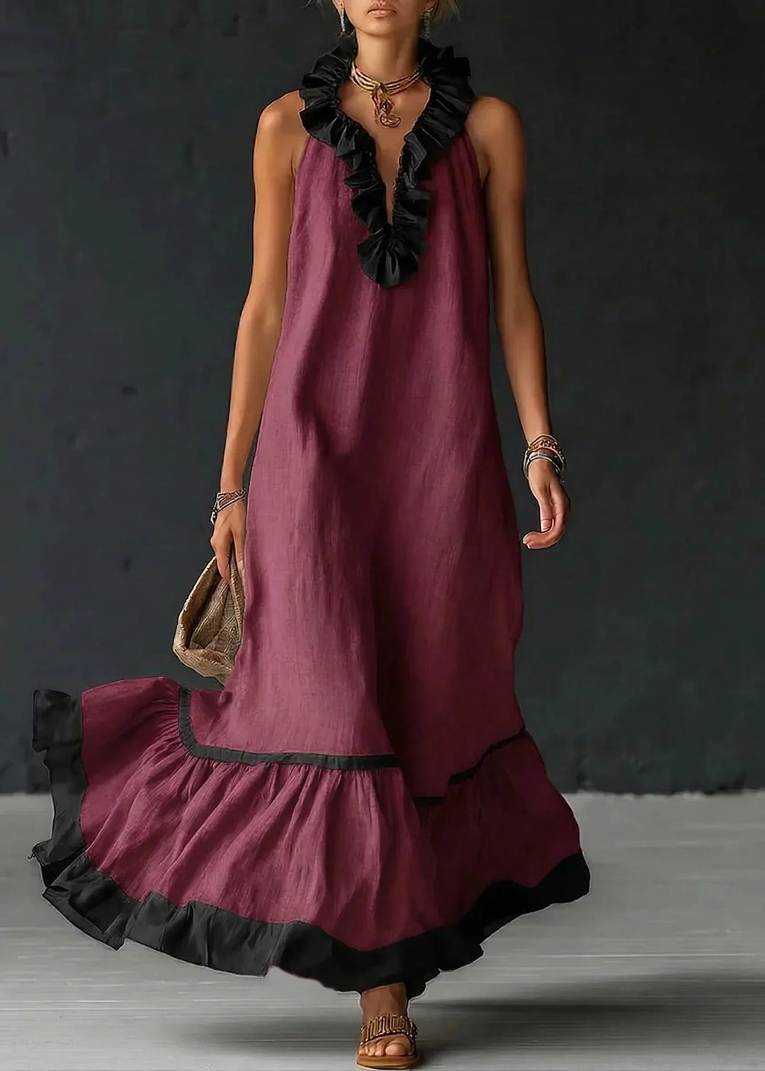 Vestido largo fluido de mujer con cuello halter y volantes. Estilo fresco y casual, perfecto para verano.