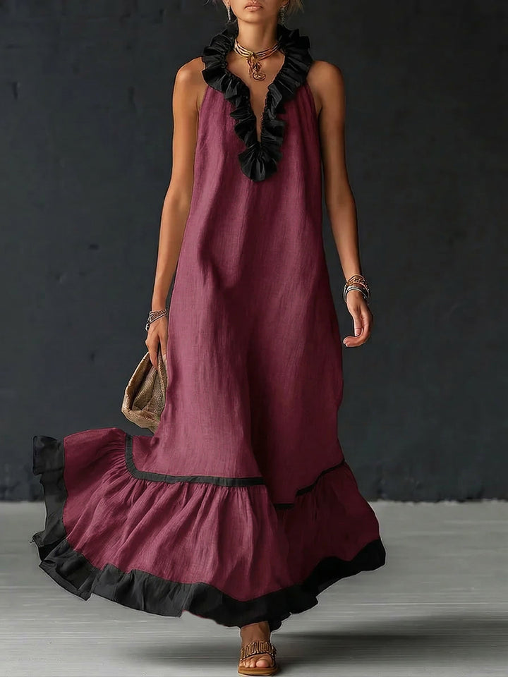 Primer plano del diseño bicolor en vestido maxi boho, volantes y tejido fresco para mujer. Verano, primavera.