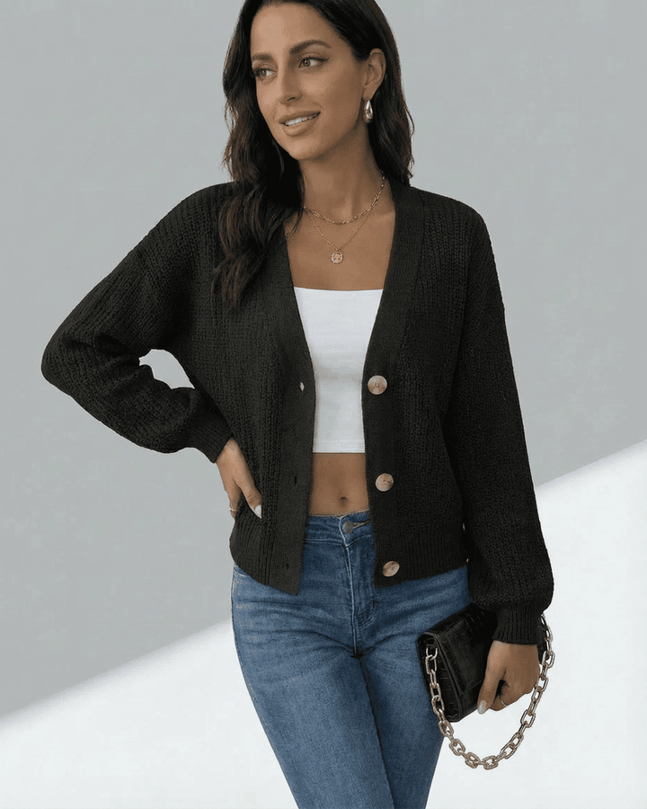 Cárdigan blanco de mujer con manga larga y escote en V, ideal para un look casual o elegante.