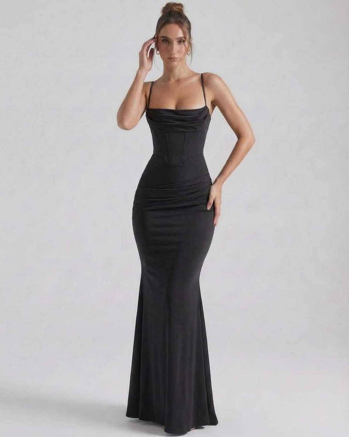 Vestido maxi blanco elegante para mujer, corte estilizado, tirantes finos, perfecto para eventos formales.