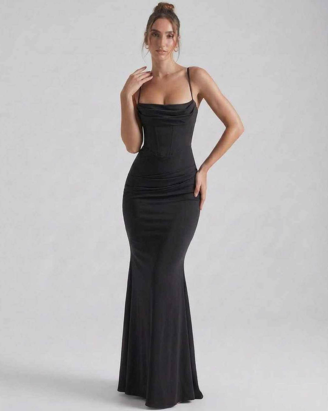 Vestido blanco maxi sin mangas para mujer, con tirantes finos y ajuste elegante, ideal para coctel o noche.