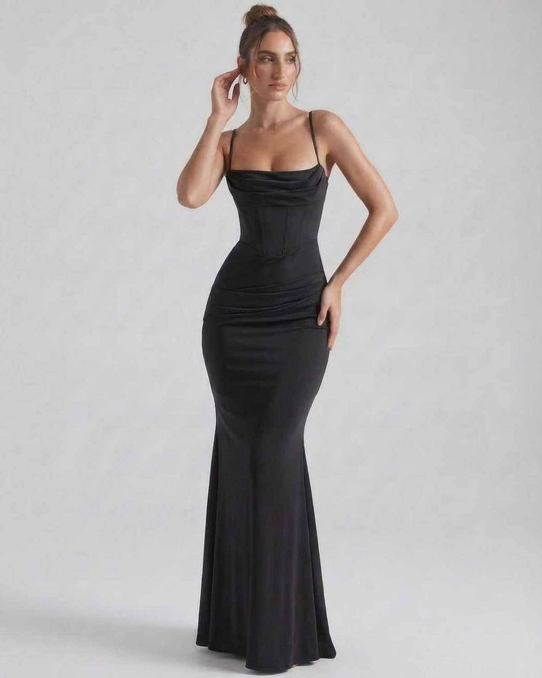 Vestido formal blanco de mujer, maxi, con tirantes finos y diseño estilizado, para ocasiones especiales.