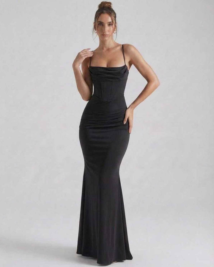 Vestido de noche blanco para mujer, maxi y elegante, con silueta estilizada y tirantes finos.