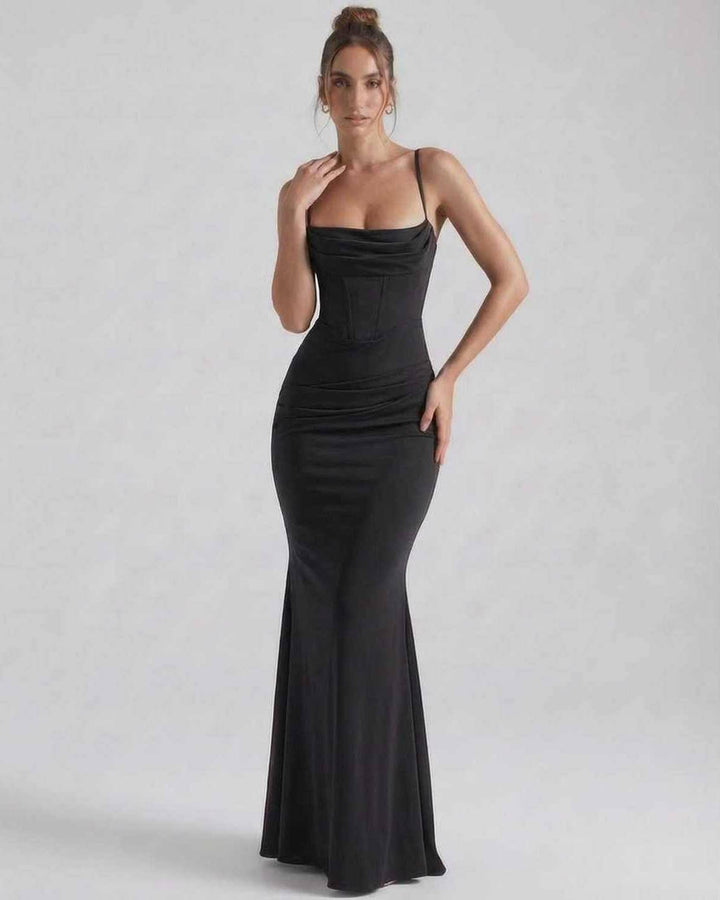 Vestido largo formal blanco con tirantes finos y ajuste delgado, ideal para eventos de noche sin mangas.