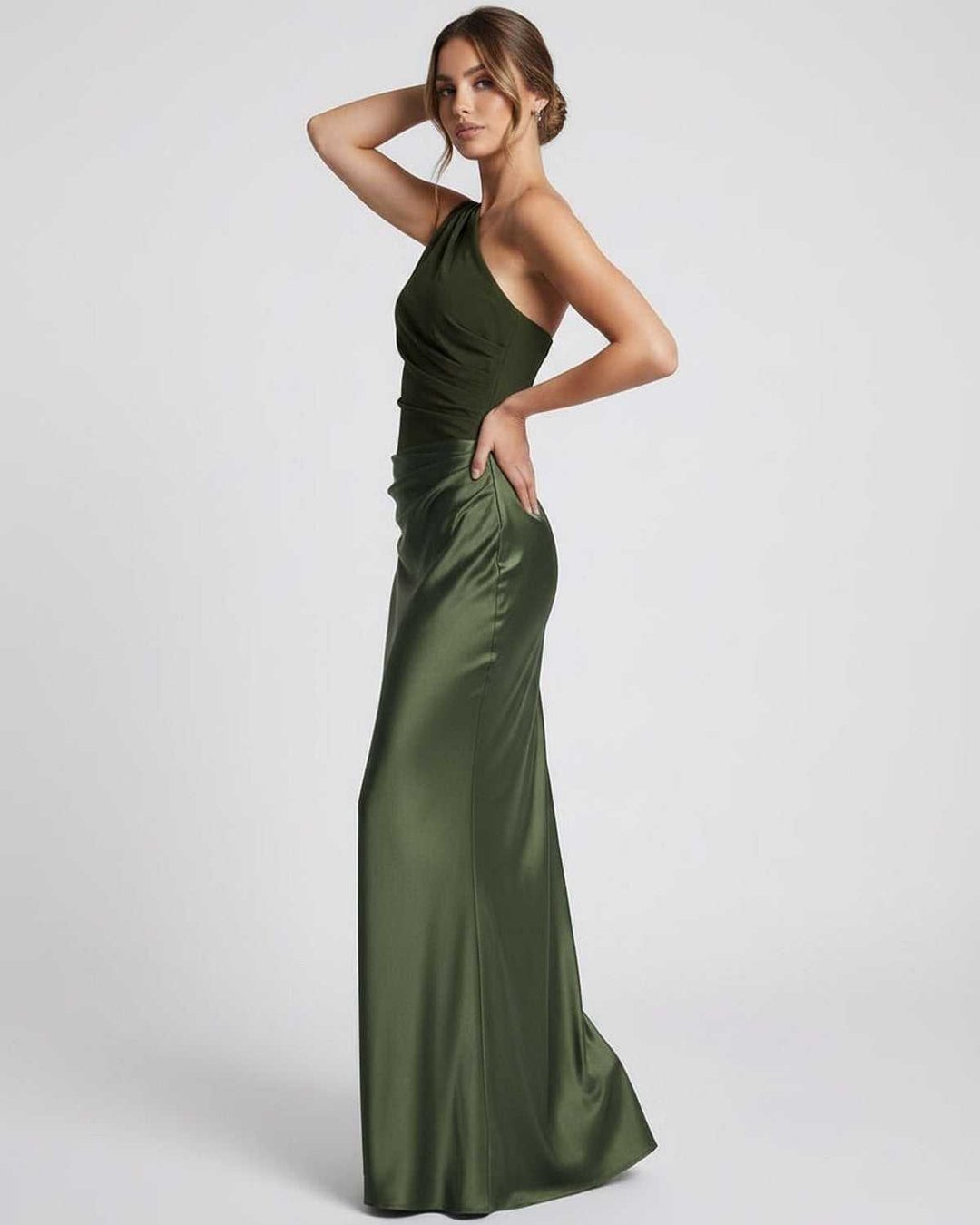 Vestido maxi verde de fiesta para mujer, con un hombro, volantes y cintura alta. Diseño elegante y asimétrico.