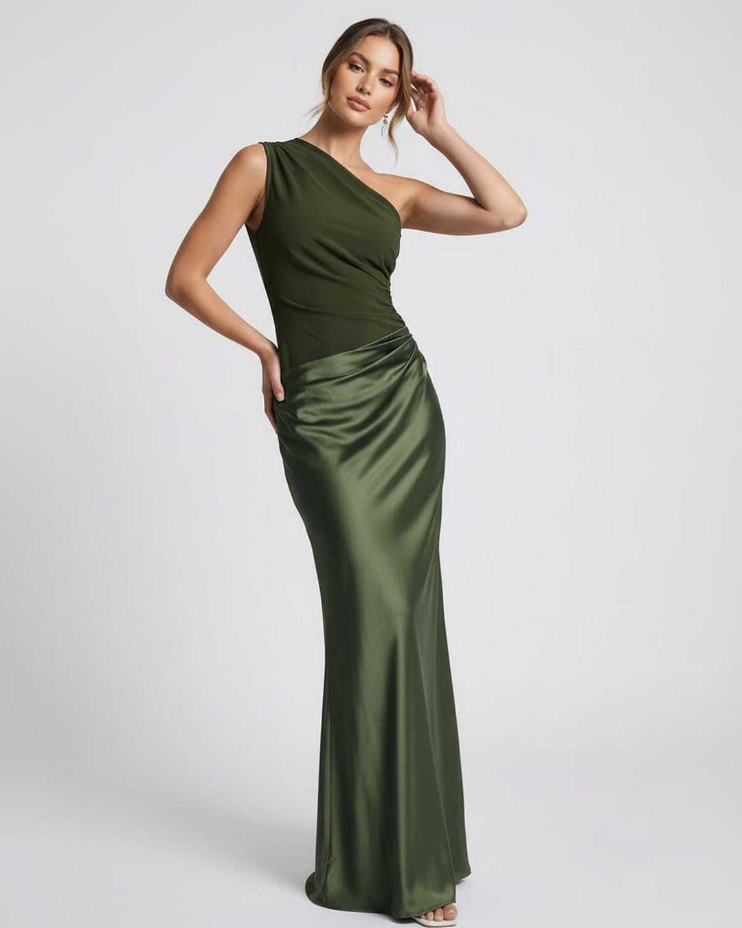 Vestido de fiesta maxi verde de un hombro con cintura alta para mujer, ideal como invitada de boda. Estilo formal.