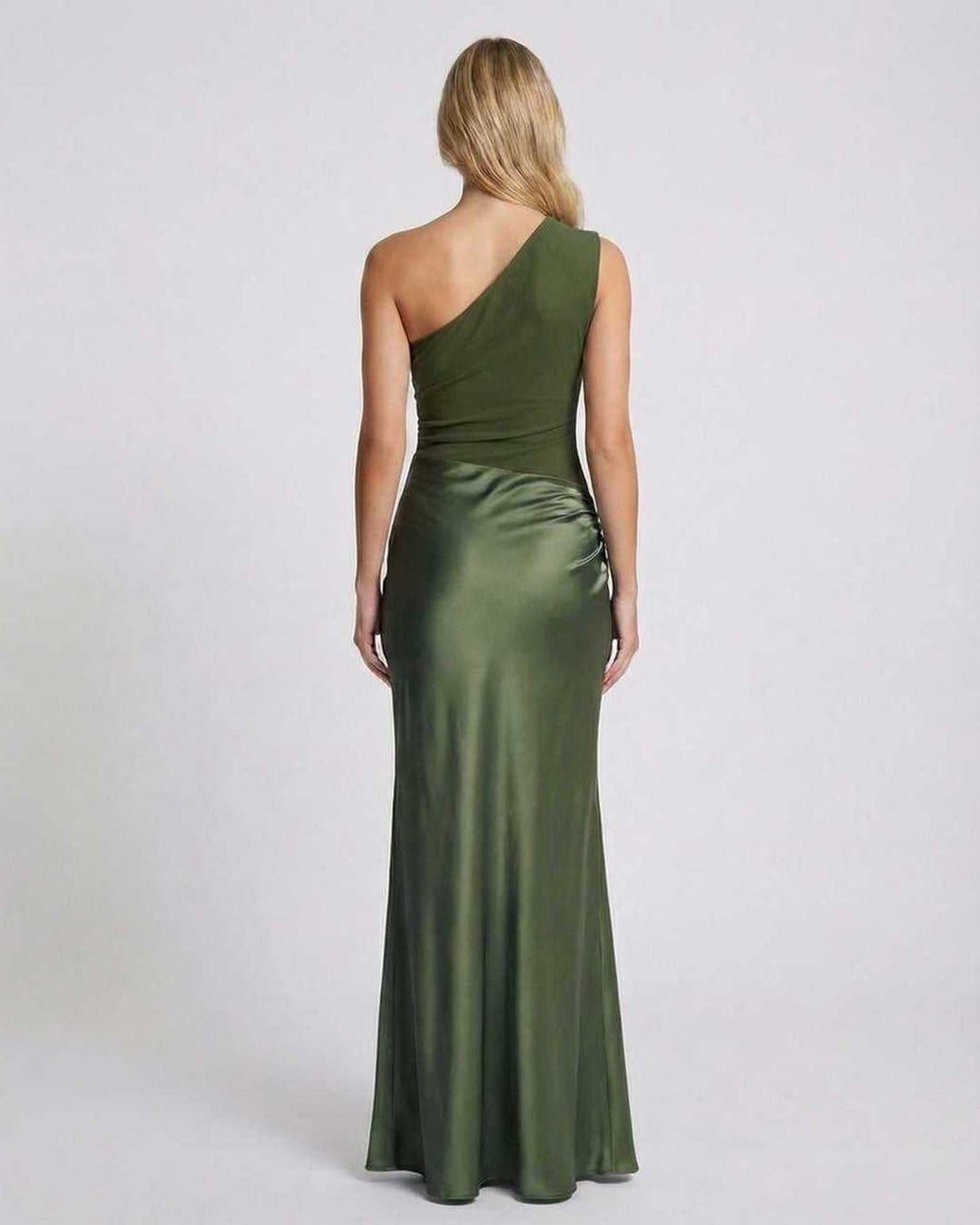 Elegante vestido maxi verde asimétrico de un hombro para mujer con volantes, perfecto como vestido de noche.