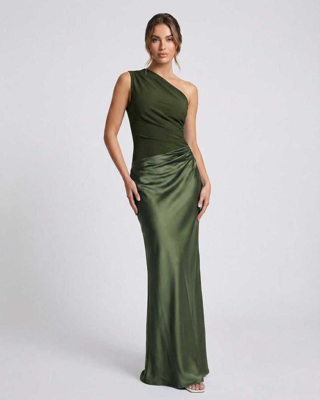 Vestido maxi verde elegante de un hombro para mujer, ideal para fiesta o evento formal. Diseño asimétrico.