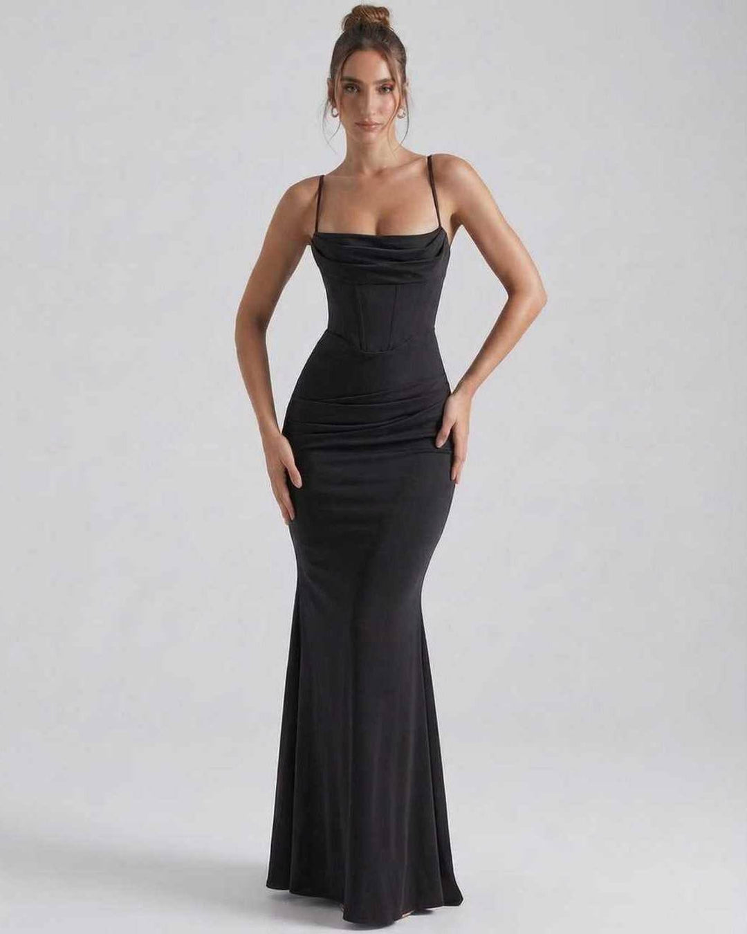 Vestido maxi blanco elegante para mujer, silueta estilizada, perfecto para noche o coctel.