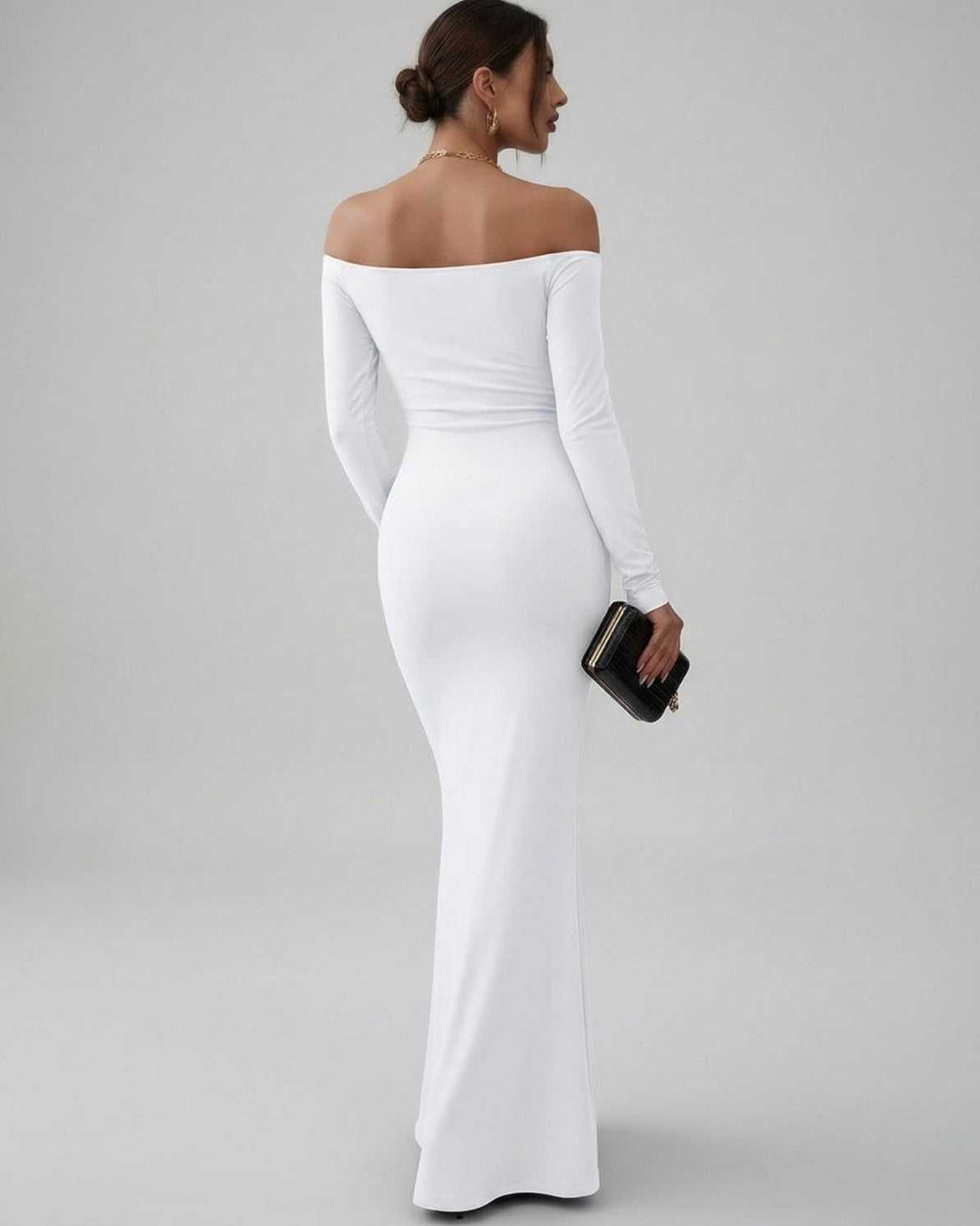 Vestido de noche blanco maxi con hombros descubiertos. Ropa de mujer elegante para fiesta formal o cena.