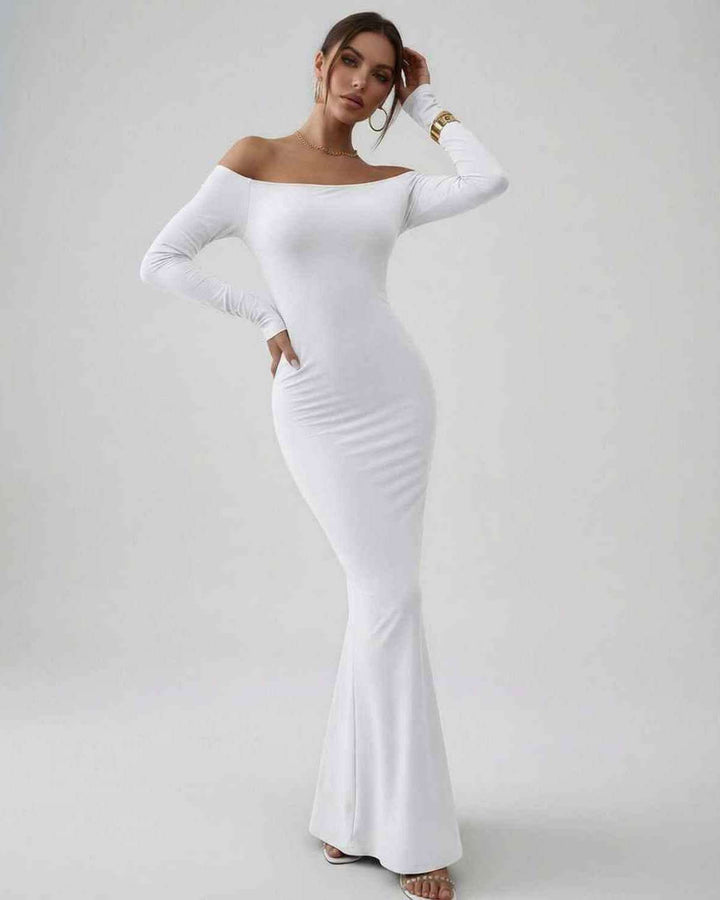 Vestido maxi blanco off-shoulder para mujer. Elegante y formal, ideal para fiesta o evento nocturno.