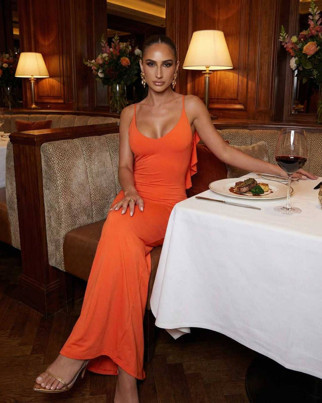 Vestido maxi naranja sin mangas Orion, corte elegante y silueta sleek para un look sofisticado y versátil.