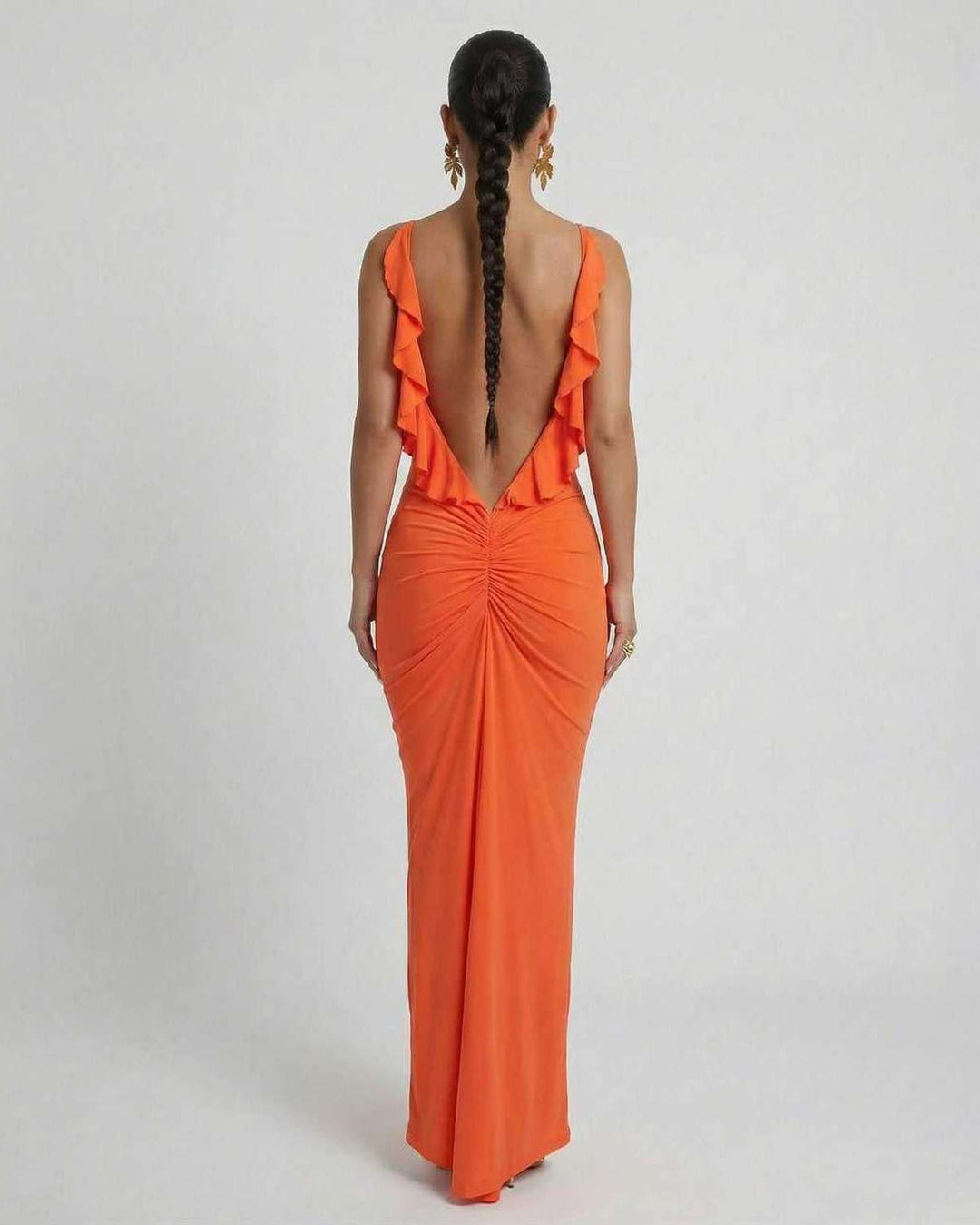 Vestido maxi naranja elegante para fiesta de noche, silueta sleek y fluida que realza la figura.