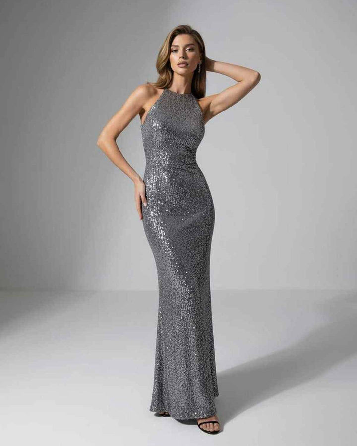 Vestido de fiesta maxi plateado de lentejuelas para mujer, con cuello halter y ajuste elegante.