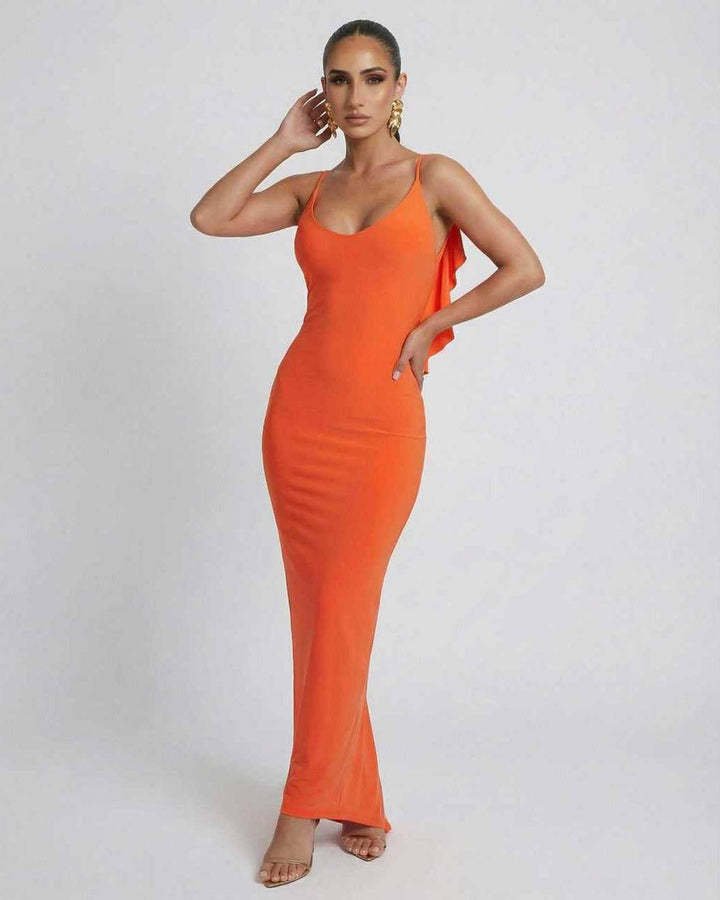 Mujer luciendo vestido maxi Orion naranja sin mangas, elegante y listo para cualquier celebración de noche.