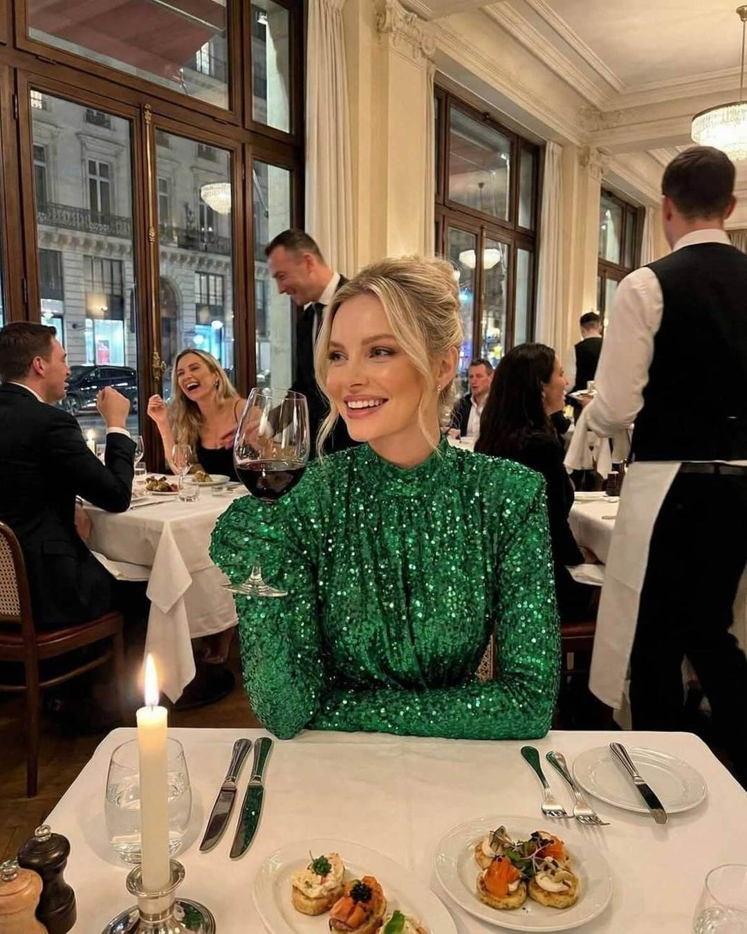 Vestido de fiesta ajustado con lentejuelas verdes, escote alto y mangas largas, ideal para noches elegantes.