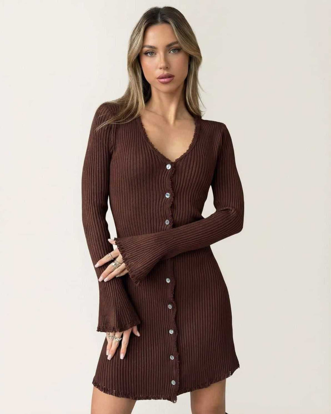 Vestido mini bodycon acanalado blanco para mujer, con estilo casual chic y mangas acampanadas elegantes.