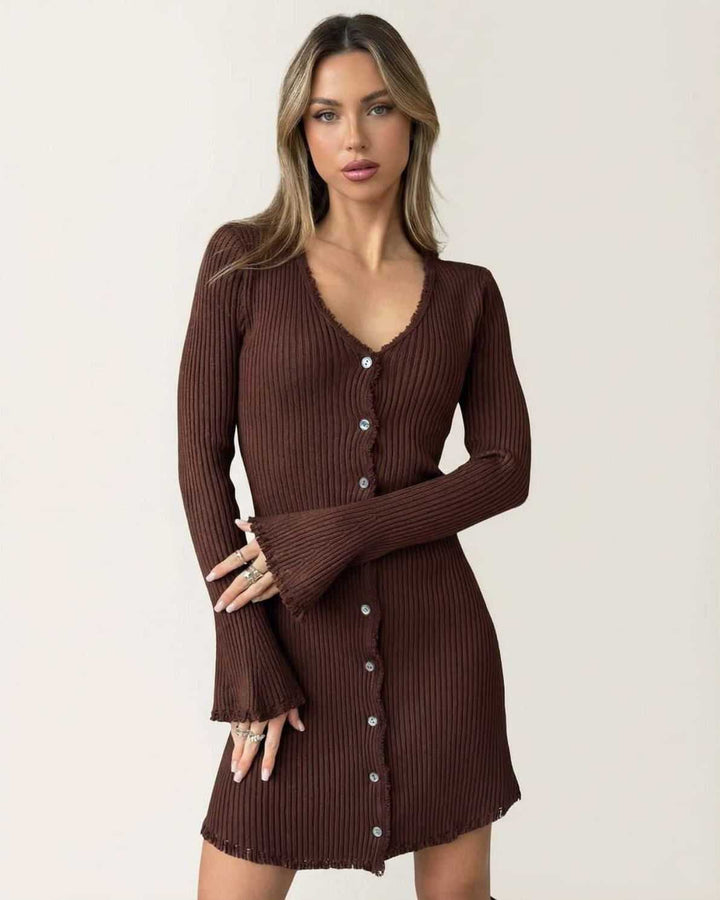Vestido mini bodycon acanalado blanco para mujer, con estilo casual chic y mangas acampanadas elegantes.