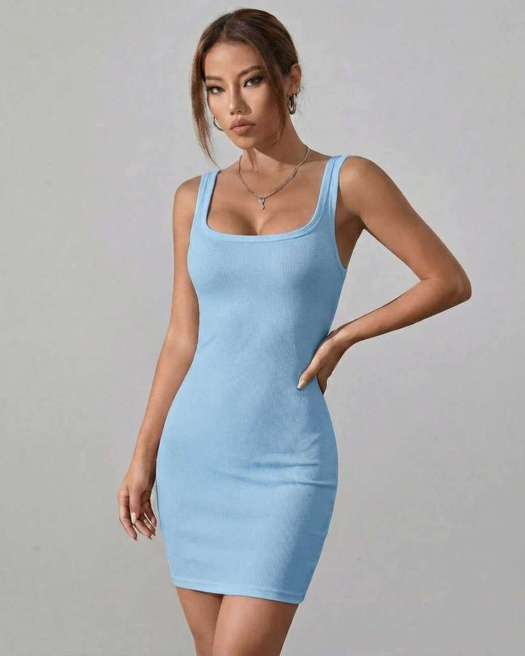 Vestido mini blanco ajustado para mujer, elegante y moderno. Ideal para fiesta o casual.