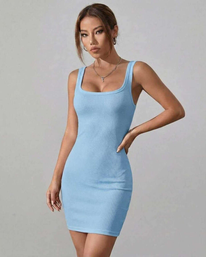 Vestido mini blanco ajustado para mujer, elegante y moderno. Ideal para fiesta o casual.