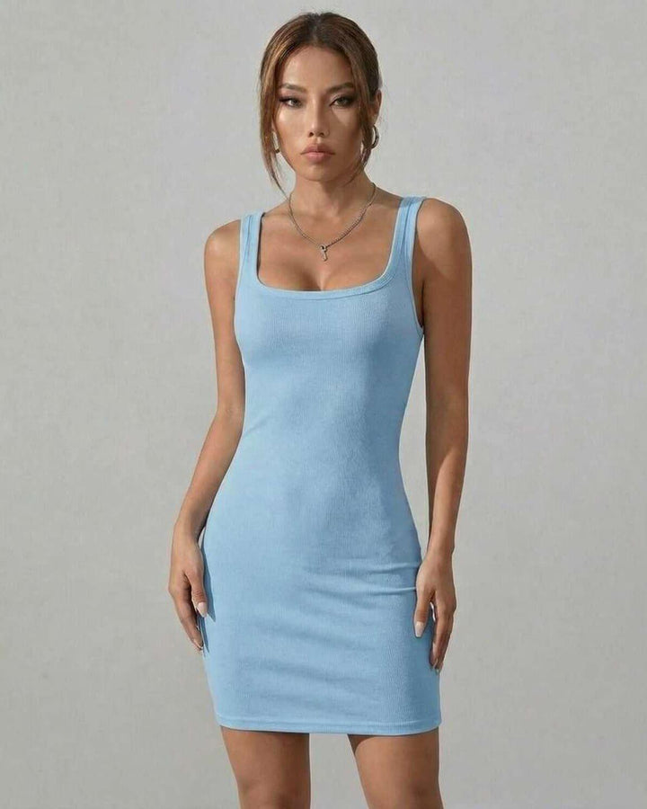 Vestido blanco mini ajustado para mujer, elegante y moderno. Confección de calidad para cualquier ocasión.