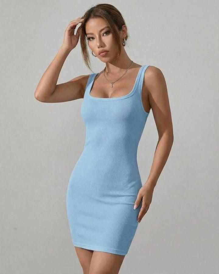 Vestido mini blanco ajustado de mujer, estilo moderno y versátil. Ideal para eventos casuales y elegantes.
