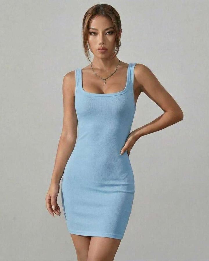Vestido mini blanco sin mangas con escote cuadrado, ajustado. Perfecto para verano o fiesta.