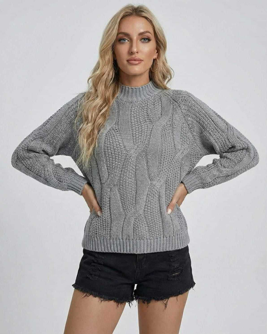Suéter de mujer blanco clásico con trenzas, prenda de punto sofisticada y cálida para el invierno.