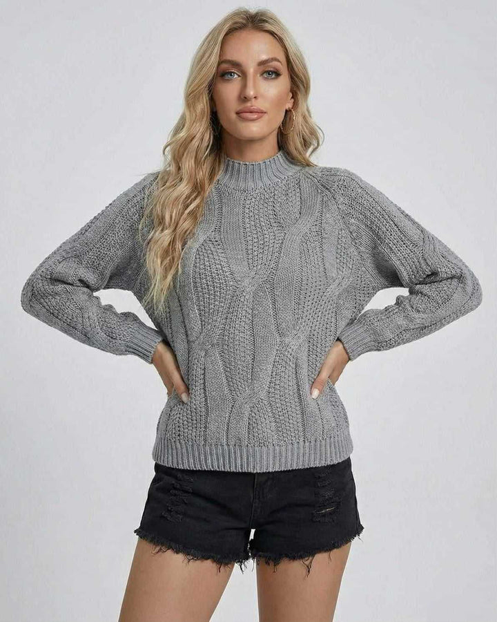 Suéter de mujer blanco clásico con trenzas, prenda de punto sofisticada y cálida para el invierno.