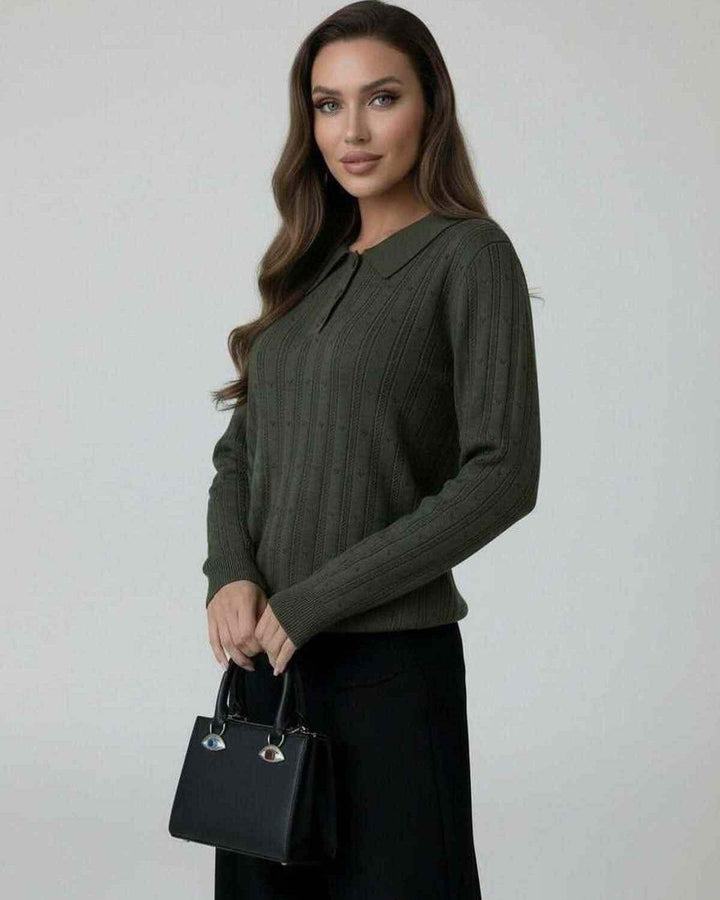 Suéter de punto verde oliva para mujer con cuello, diseño moderno, ideal para el frío.
