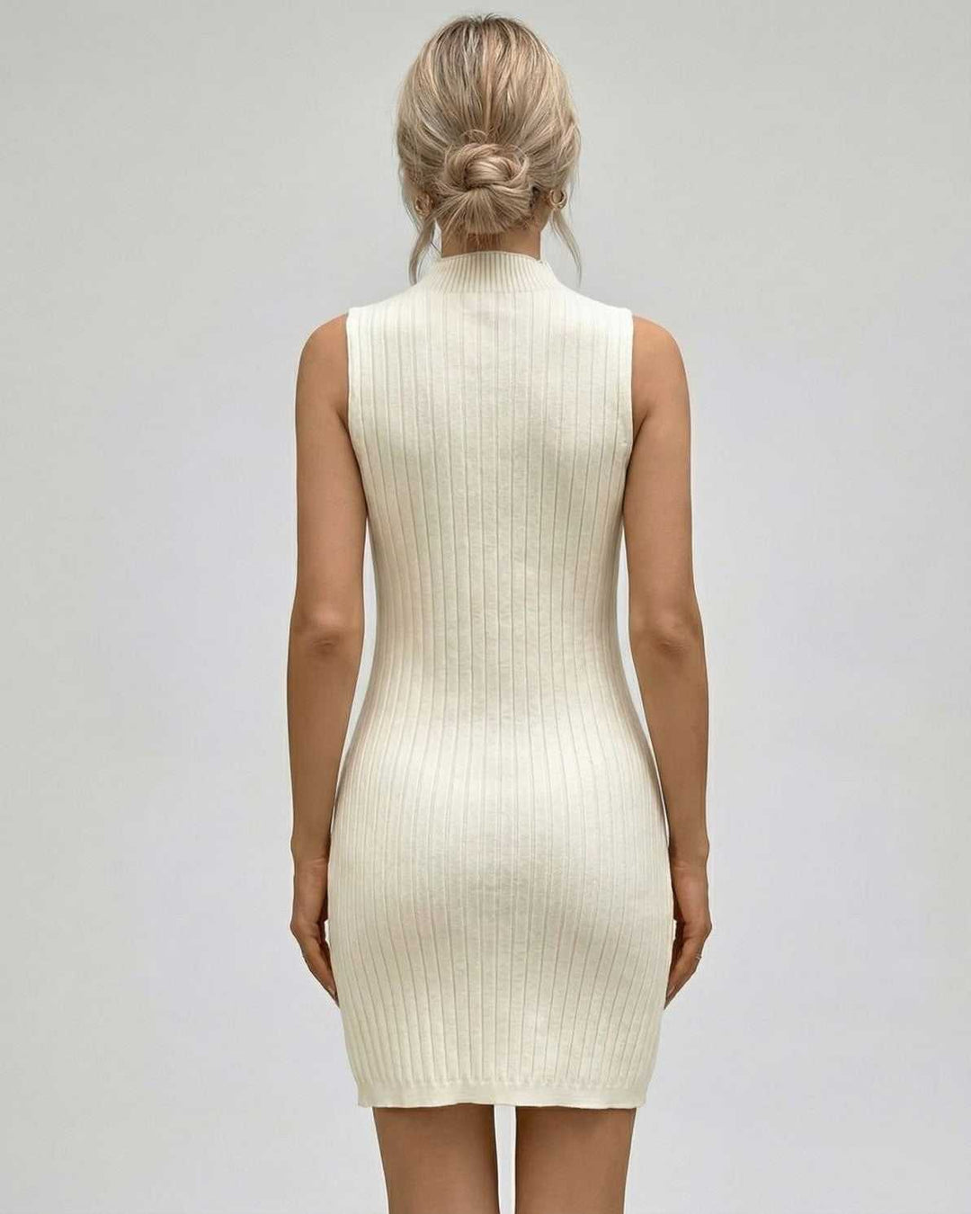 Vestido mini elegante blanco de mujer, sin mangas y cuello alto. Perfecto para eventos o ropa de noche.