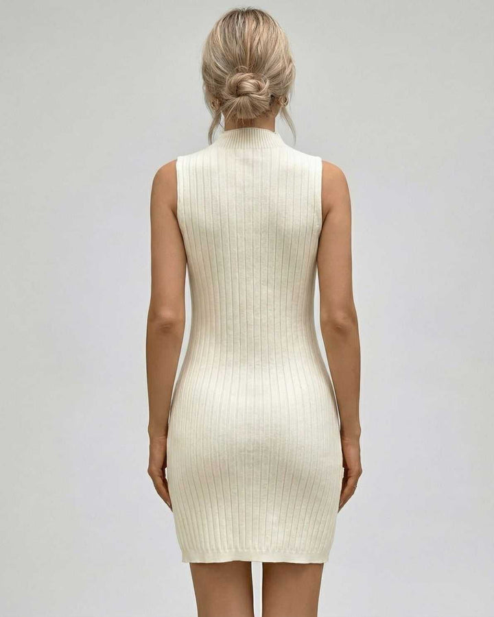 Vestido mini elegante blanco de mujer, sin mangas y cuello alto. Perfecto para eventos o ropa de noche.