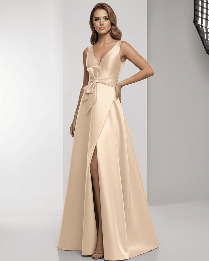Diseño de vestido largo Orlena sin mangas con abertura en la pierna. Elegancia para fiestas y formales.