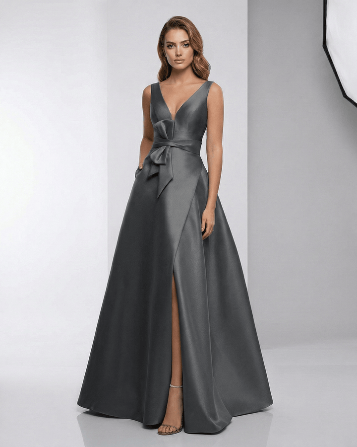 Vestido maxi blanco de noche elegante para mujer, corte A, escote V. Perfecto para invitada de boda o fiesta formal.
