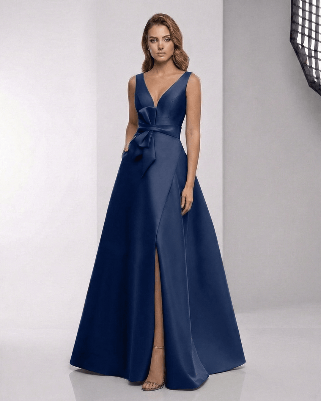 Vestido maxi blanco Orlena para mujer. Diseño elegante con lazo y silueta A. Ideal para invitada de boda o fiesta.